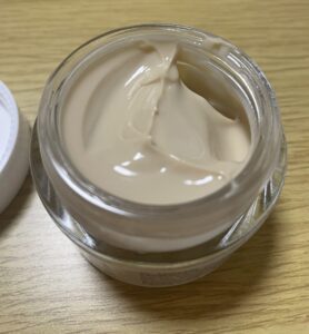 ドクターメラクチンクリームの色とか